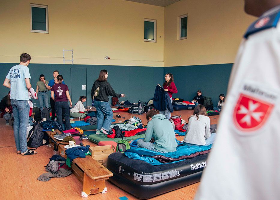 Einige der Volunteers des Katholikentags sind in Turnhallen untergekommen und werden dort von Maltesern verpflegt.