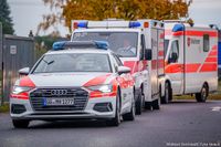 Mehrere Malteser Einsatzfahrzeuge fahren hintereinander