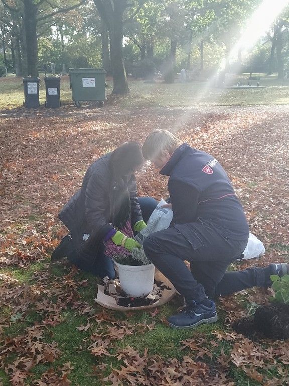 Wir helfen bei der Grabpflege