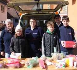 Kinder verkaufen Osterlämmer