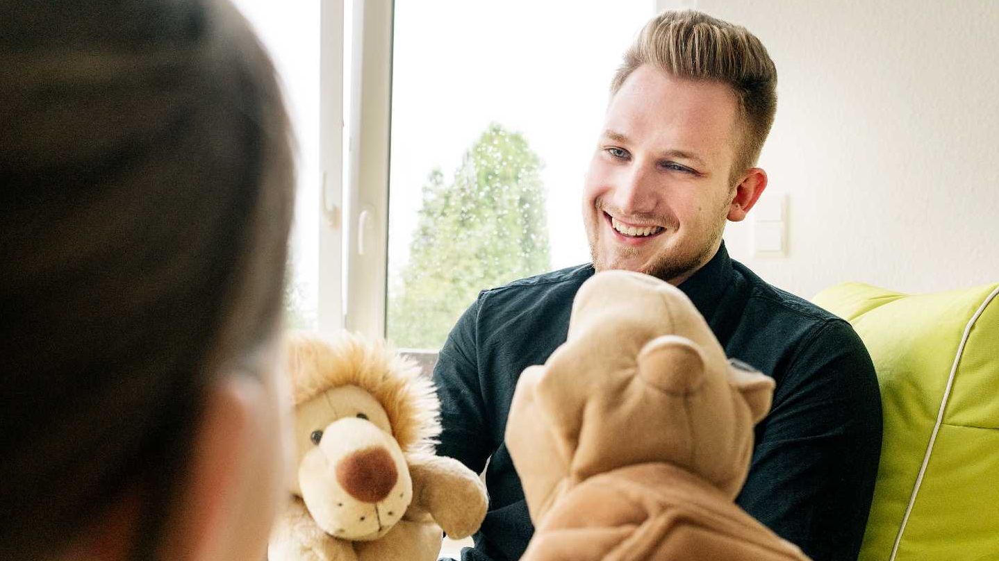 Mitarbeiter der Kinder- und Jugendhilfe der Malteser mit Kuscheltieren