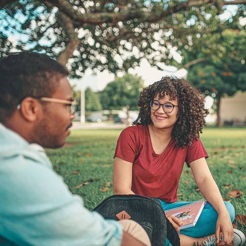 Zwei Menschen unterhalten sich