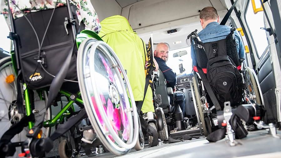 Malteser Fahrdienst transportiert Rollstuhlfahrer