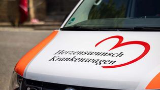 Auf der Motorhaube eines Fahrzeugs steht das Wort Herzenswunsch-Krankenwagen