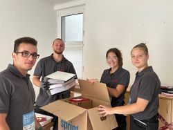 Die engagierten Azubis der Engelskirchener Werkzeugherstellers Lukas Erzett packen Kartons und helfen beim Umzug ins Trauerzentrums Oberberg. 