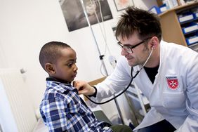 Dr. Klemm bei der Untersuchung des neunjährigen Joseph