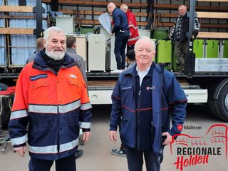 Jürgen und Ulrich beim Verladen eines Hilfsgütertransportes