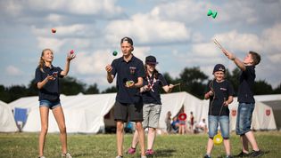 Kinder spielen auf einer Wiese