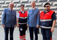 Vier Personen stehen nebeneinander: Peter Göbel (Diözesanarzt Dresden), Ehrenamtliche in den Einsatzdiensten Dresden, neuer Präsident Martin Schelleis und Ehrenamtlicher Einsatzdienste Dresden. ( von links nach rechts)