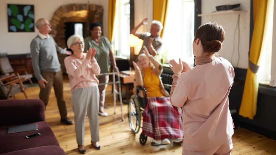 Gruppe tanzender ältere Menschen im Pflegeheim.