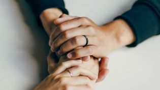 Ineinander verschränkte Hände