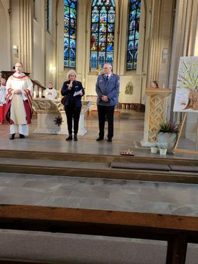 Inge Hengemühle bei ihrer Rede im Altarraum der Kirche