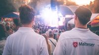 Rückenanswicht zweier Sanitäter vor der Bühne des Gräfelfinger Kulturfestivals.