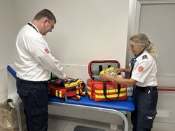 Nils Brandes und Ärztin Kerstin Nowack aus Werl prüfen vor Dienstbeginn die Ausrüstung.