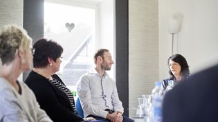 Vier Erwachsene reden zusammen in der Malteser Trauerbegleitung.