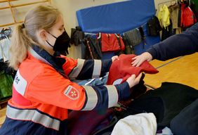 Kleiderausgabe beim Wohlfühlmorgen der Malteser Hildesheim