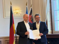 Wolfgang Treis, Präsident der Struktur- und Genehmigungsdirektion Nord, überreicht die Landesverdienstmedaille an Jan Waldorf