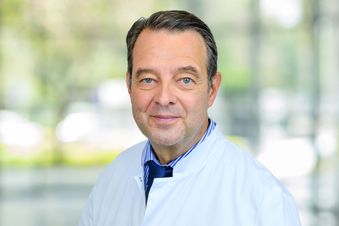 Porträt von Prof. Dr. med. Karl-Günter Gaßmann, Chefarzt der Klinik für Akutgeriatrie und geriatrische Rehabilitation.