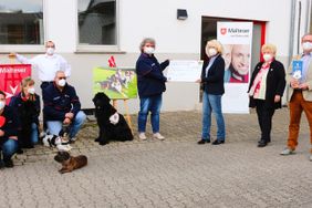 Foto © Malteser/Harald Malm: Große Freude über eine Spende des Lions Clubs Limburg Goldener Grund, der die Arbeit des Besuchs- und Begleitdienstes mit Hund (BBD) des Malteser Hilfsdienst e.V. am Standort Limburg-Weilburg mit einer Spende in Höhe von 2.000 Euro unterstütz. (von links nach rechts: BBD-Helfende Lisa Götterd, Eva Sosinski, Alexander Kaltwasser, BBD-Leiterin am Standort Limburg-Weilburg Silke Kaltwasser, Präsidentin Lions Club Limburg Goldener Grund Prof. Dr. Karen Reimer, Vorgängerin von Prof. Dr. Karen Reimer im Amt der Präsidentin Lions Club Limburg Goldener Grund Christine Zips, Präsident ab Juli Lions Club Limburg Goldener Grund Peter Jefremow, stehend im Hintergrund Jürgen Briegel, Beauftragter der Malteser Gliederung Limburg-Weilburg. Die Hunde: klein schwarz-weiß: Rocy, Rauhaardackel: Fine, groß, schwarz: Amber und Ashley)