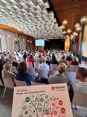 Dieses Foto zeigt den Festsaal auf der Jubiläumsveranstaltung: 30 Jahre Hospiz- und Trauerarbeit in Berlin.