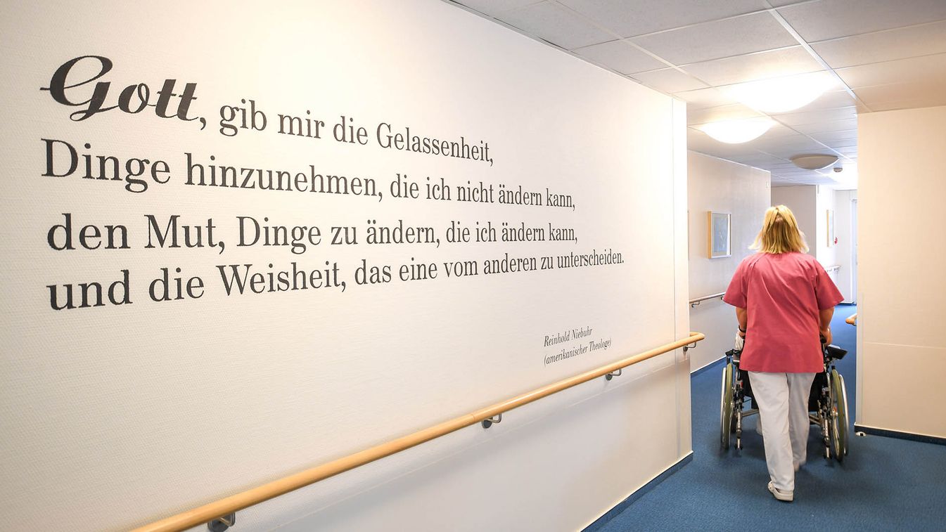 Flur mit Zitat in der Einrichtung Junge Pflege