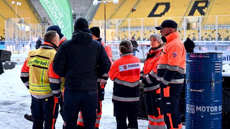 Ehrenamtliche des Sanitätsdienstes in einem Stadion.