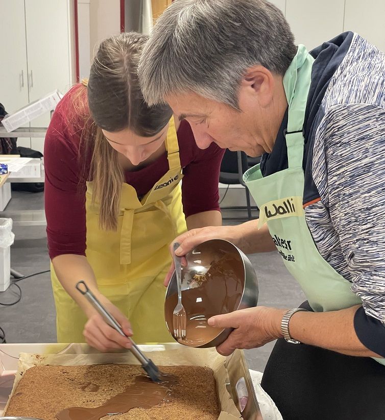 Ältere Dame und Mädchen backen zusammen