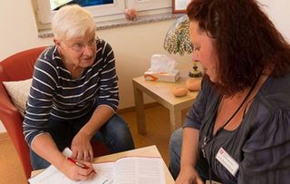 Zwei Frauen unterhalten sich über ein Formuar