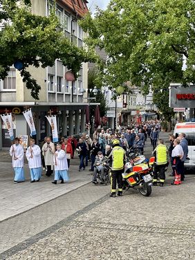 Die Malteser Motorradstaffel aus Dortmund sichert die Prozession ab.