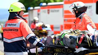 Rettungsdienst-Mitarbeitende bei einer Übung