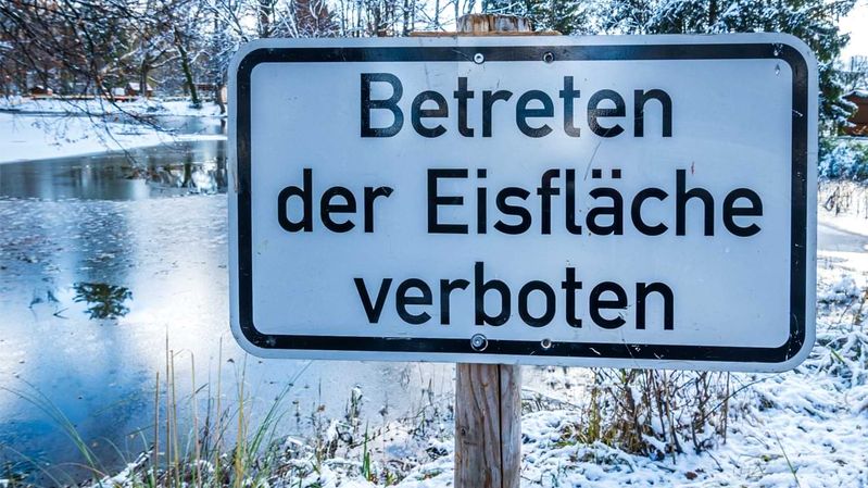Ein Schild mit der Aufschrift „Betreten der Eisfläche verboten“.