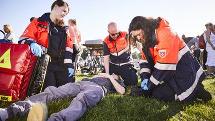 Patientenversorgung im Freien durch Malteser Einsatzkräfte