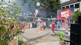 Die Brassband "Knallblech" heizt die Menge ordentlich ein.