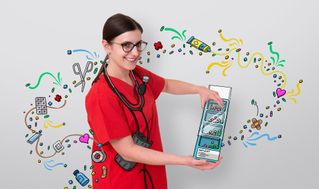 Pflegekraft in roter Kleidung hält Medikamentendispenser mit mehreren Fächern.