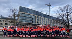 145 Helferinnen und Helfer freuen sich auf ihren Sanitätsdienst an Rosenmontag in Mainz. Foto: Kay Krumbein