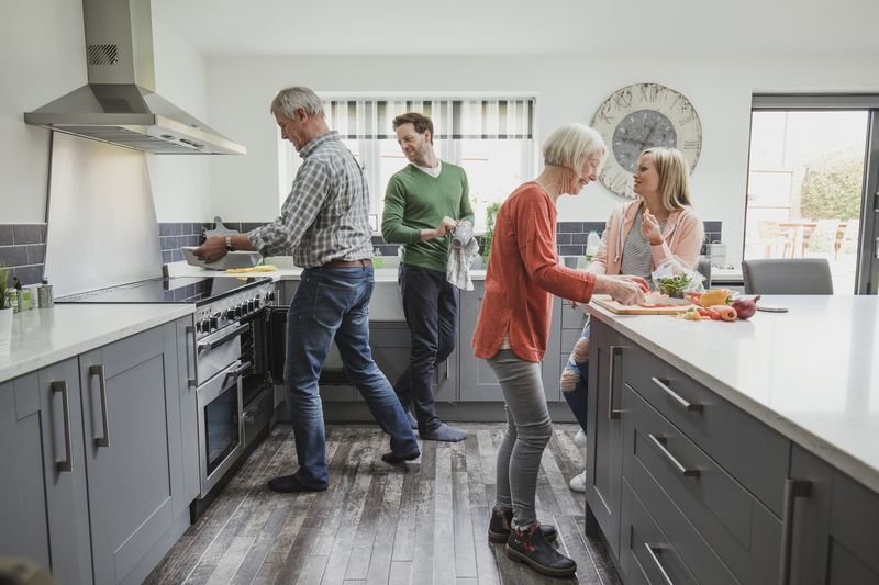 Eine Familie bereitet in ihrer Küche eine Mahlzeit vor