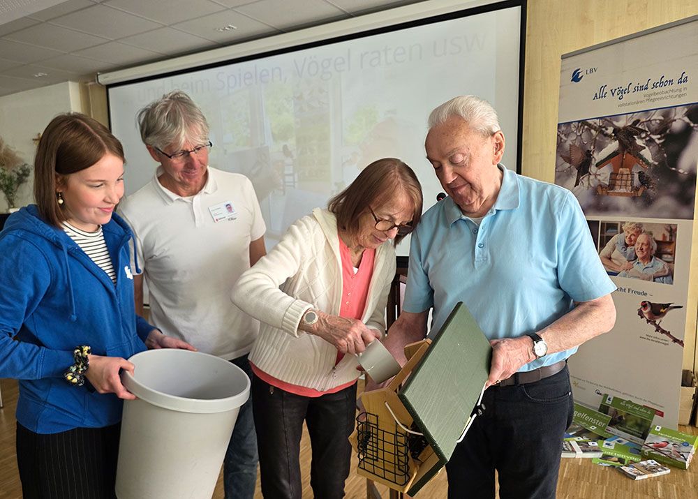 Die Bewohnerinnen und Bewohner des Malteserstifts helfen direkt mit, die Futterstation zu befüllen.