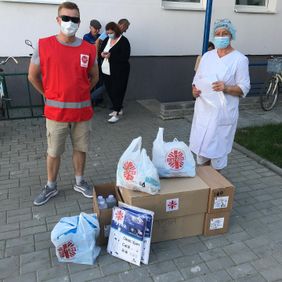 In der Corona-Pandemie besonders wichtig: Schutzausrüstung und Desinfektionsmittel für Krankenhäuser und Pflegeeinrichtungen. Foto: Caritas Belarus