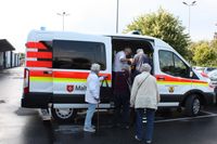 Senioren und Malteserhelfer*innen nach dem Einkaufen im Marktkauf