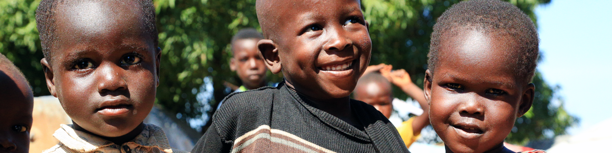 Drei Jungs aus dem Südsudan