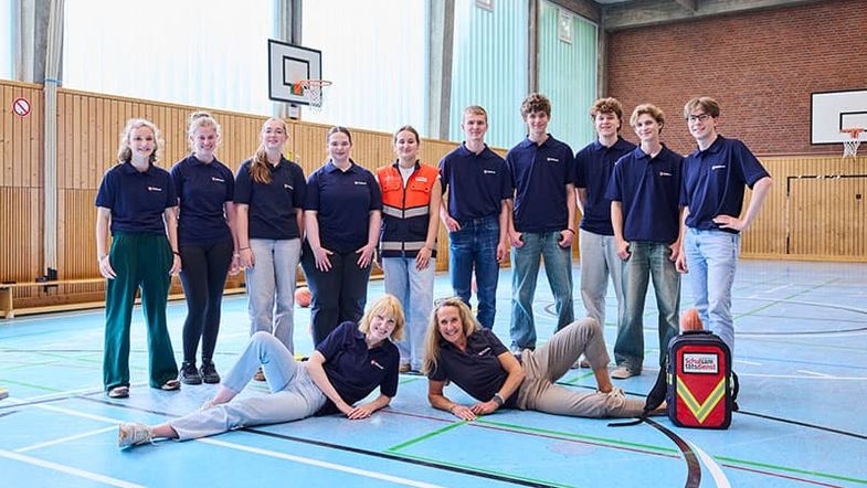 Gruppenbild von Malteser Schulsanitätern in der Turnhalle