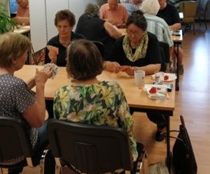 Senioren spielen Gesellschaftsspiele