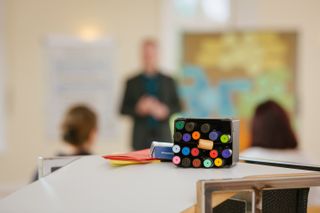 Trainer vor Gruppe