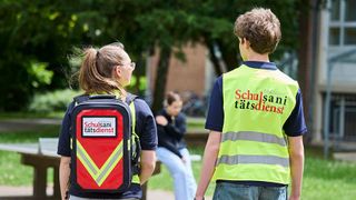 Malteser Schulsanitäter auf dem Weg zu einer verletzten Schülerin