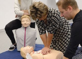 Üben an einer Erste-Hilfe-Puppe: Herzdruckmassage