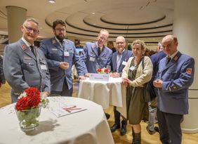 Malteser Diözesanarzt Dr. Michael Schaal, der Stadt Kölner Malteser Stadtbeauftragte Dr. Lukas Preußler sowie Diözesanleiter Magnus Freiherr von Canstein zu Gast beim Parlamentarischen Abend. 