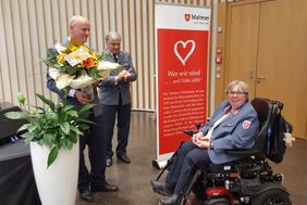 Blumen, eine Verdienstmedaille und 'Standing Ovations' für die scheidende Diözesanreferentin Martha Oswald-Neumeier. Foto: Petra Ipp-Zavazal