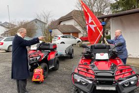 Foto © Malteser: Gereon Rehberg (Diözesanseelsorger der Malteser und Dompfarrer in Limburg) segnet die neuen Fahrzeuge. Links im Bild: Joerg Ries (Kreisbeauftragter Gliederung Rhein-Lahn Malteser Hilfsdienst e.V.)