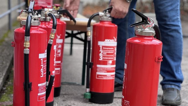Verschiedene Feuerlöschgeräte.