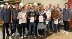 Gruppe von Helferinnen und Helfern mit Urkunden in den Händen